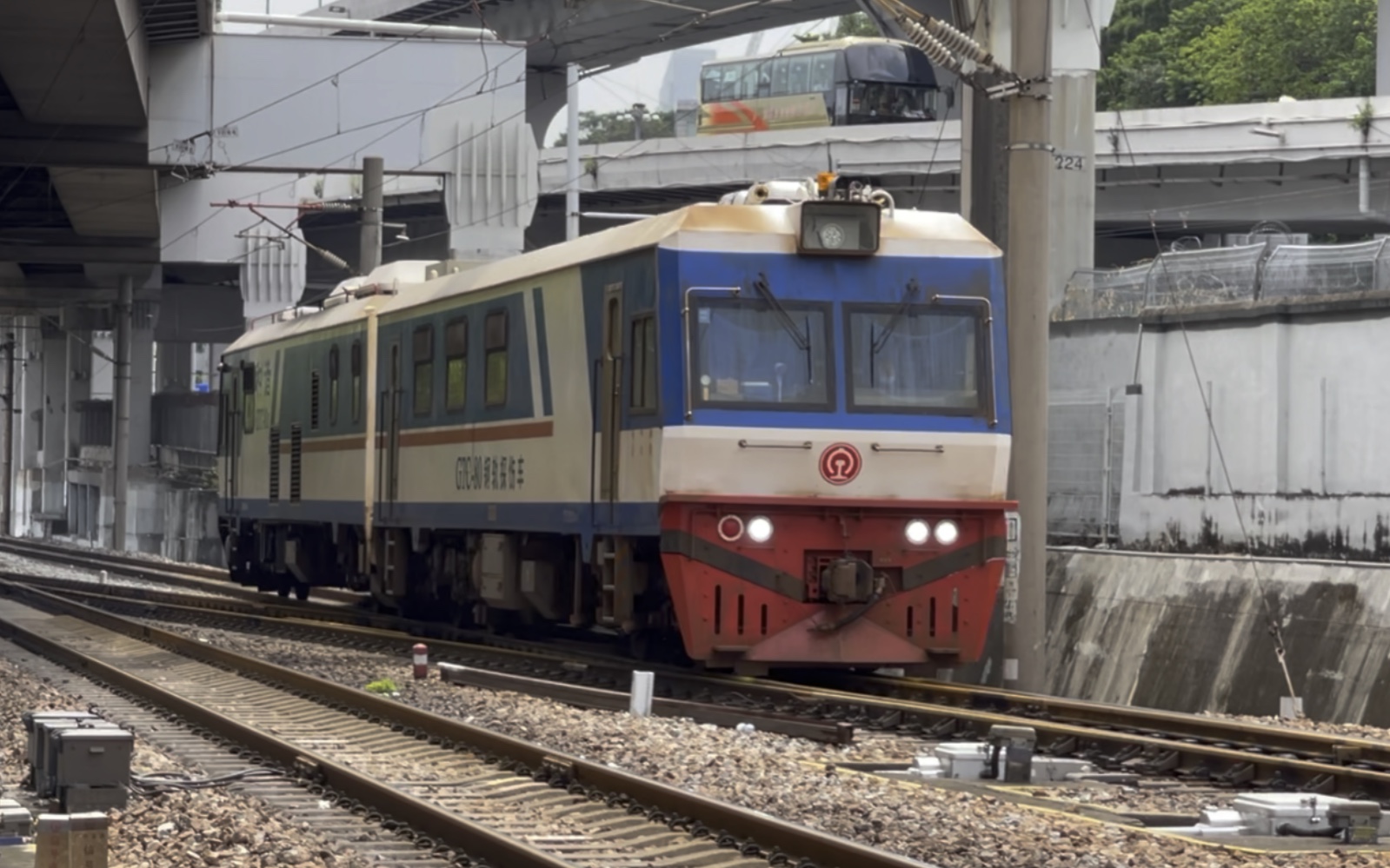 广铁集团gtc-80 gtc-80j型钢轨探伤车担当57976次通过射击场临时道口