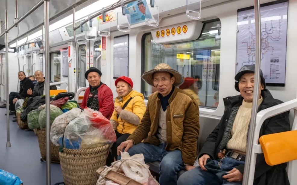 老人家们坐地铁去卖菜——看得出来重庆是个有烟火气,有温度的城市.