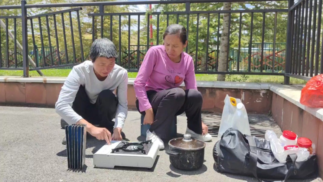 两夫妻骑三轮车去西藏,在云南小中甸停车场露营,晚上红烧龙骨吃哔哩哔哩bilibili