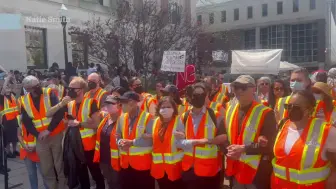 Download Video: 哥伦比亚大学的教职工组成了人墙，阻止警方拆除支持加沙的学生游行营地。