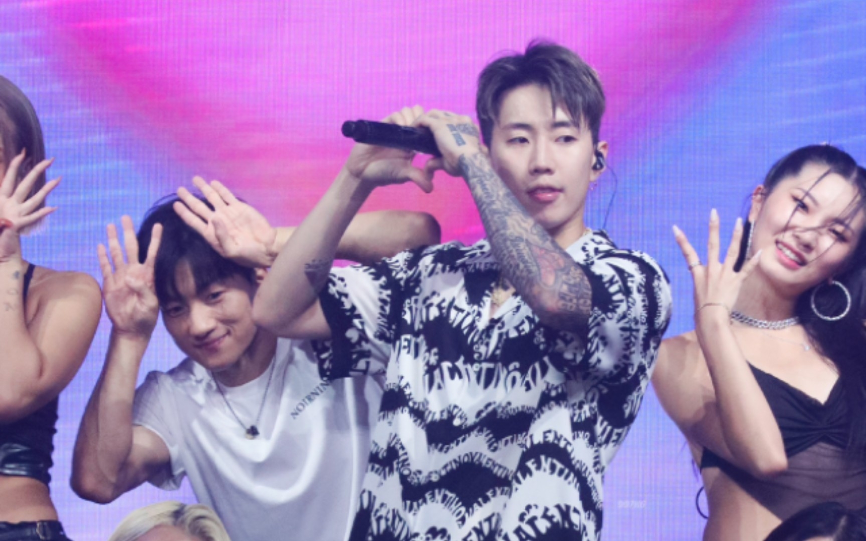 jaypark朴宰范泰国音乐节,和花衬衫的适配度太高了!