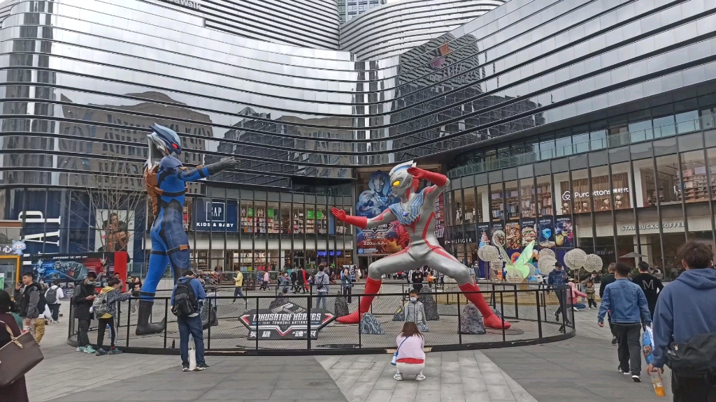 奥特曼展落地成都了吸引了好多青年儿童来围观.