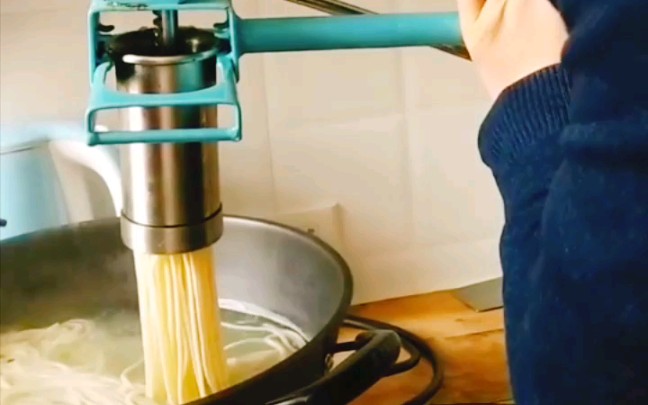 床子面,又叫饸络面,是传统的西北面食,非常筋道