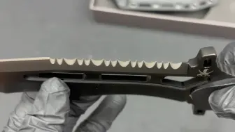 来自以色列的一款战术刀 蝙蝠 个人觉得做工完工度相当的好 复杂打磨