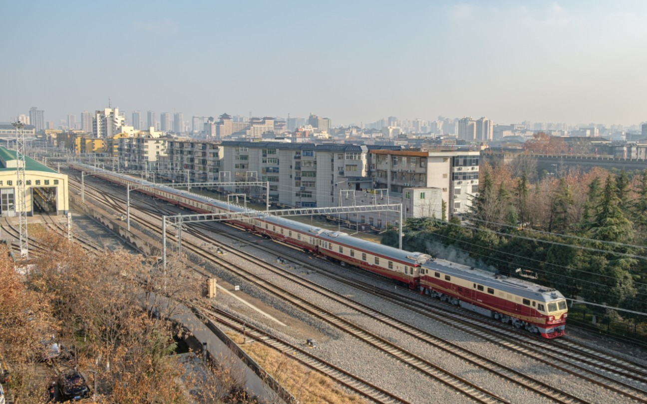 延安号旅游列车出西安站