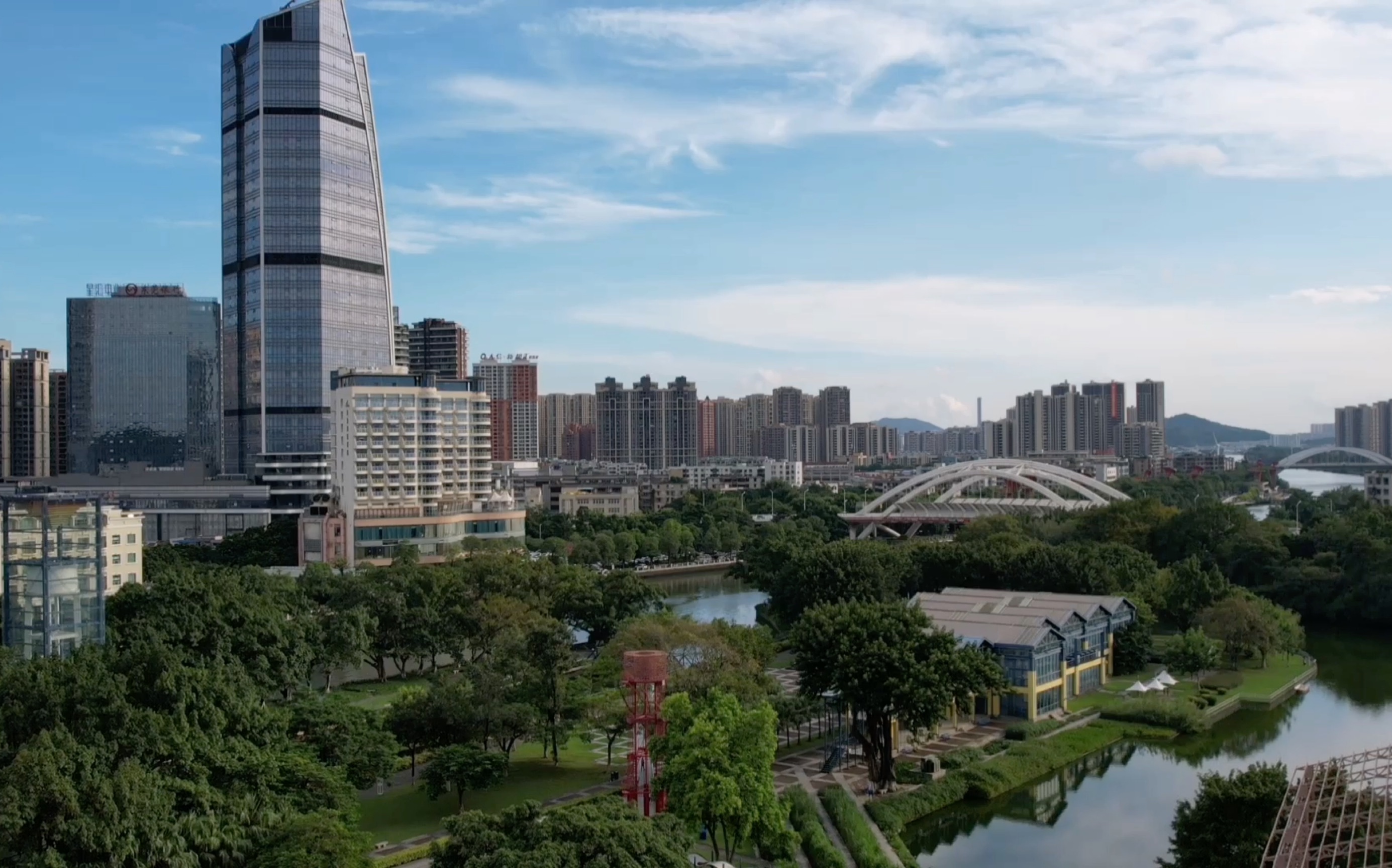 航拍广东中山人民大桥,岐江公园和岐江一号