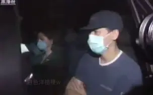 Descargar video: 【慎入】哥哥张国荣离世当晚 记者镜头下的唐生，哀莫大于心死