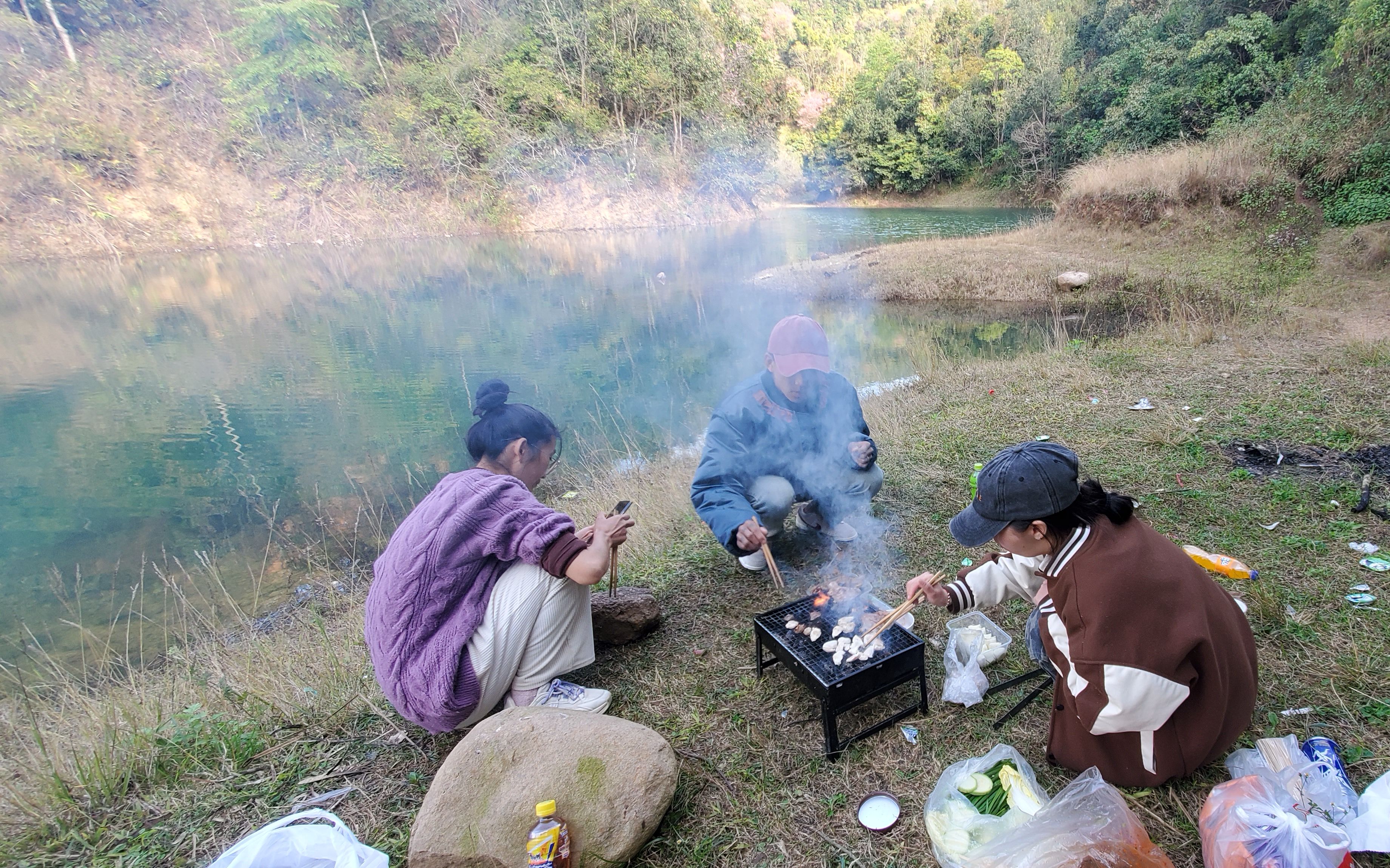 我们的5星级野外烧烤,山很青,水很清澈,草地很柔软舒服,更有美食和亲人的欢乐哔哩哔哩bilibili