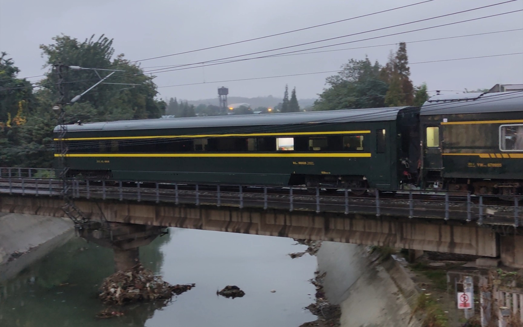 【特殊车底】hxd3c0279牵引k423次尾部附挂西局轨检(wx25t999526)通过