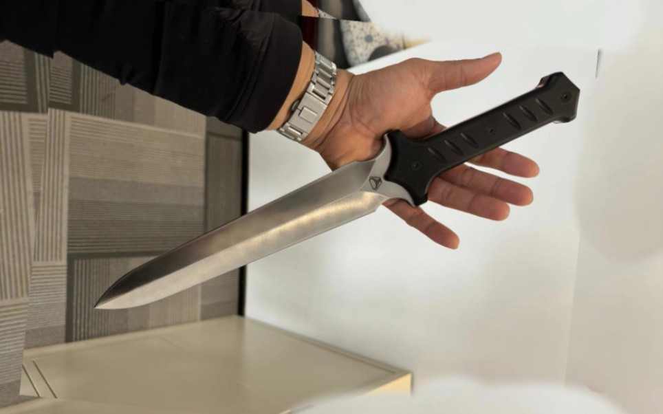 野牛的追风战术短剑,没有开刃的哦,还是很帅