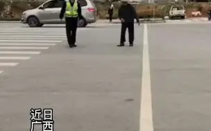 Download Video: 交警陪行动不便的老人过马路，一直在旁边保驾护航。