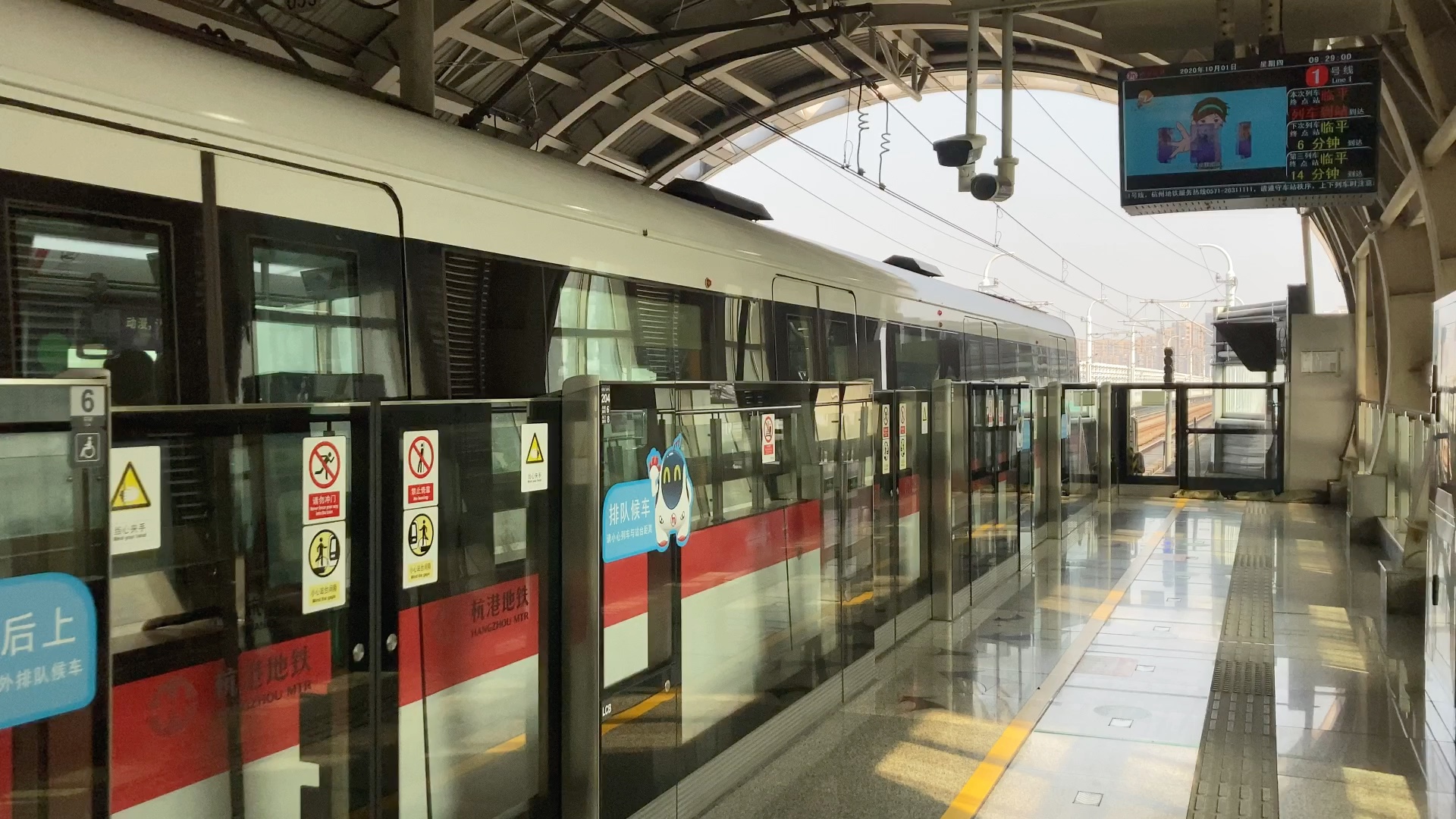 杭州地铁1号线老车出站西门子牵引