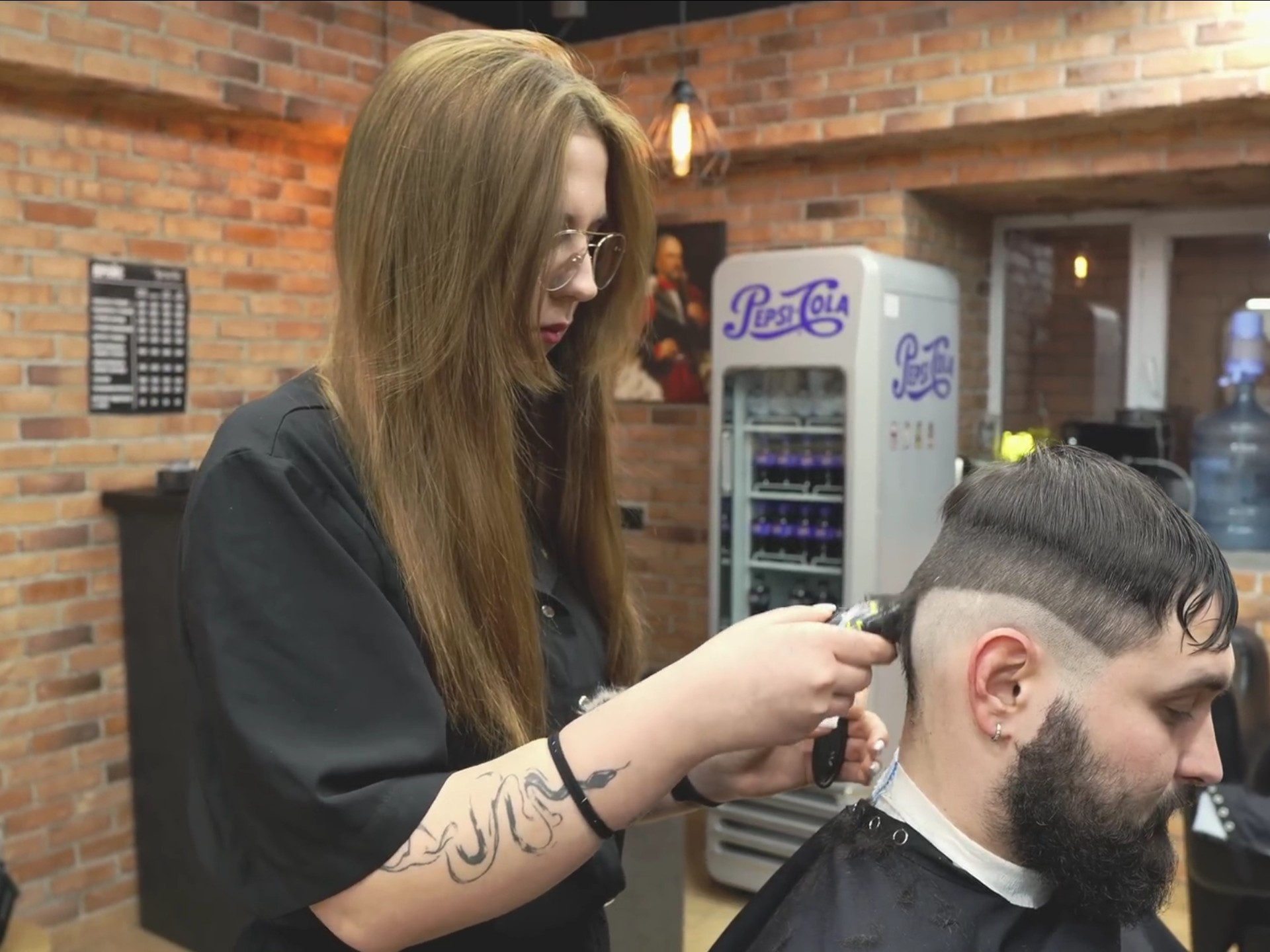 可爱,美丽金发美女理发师