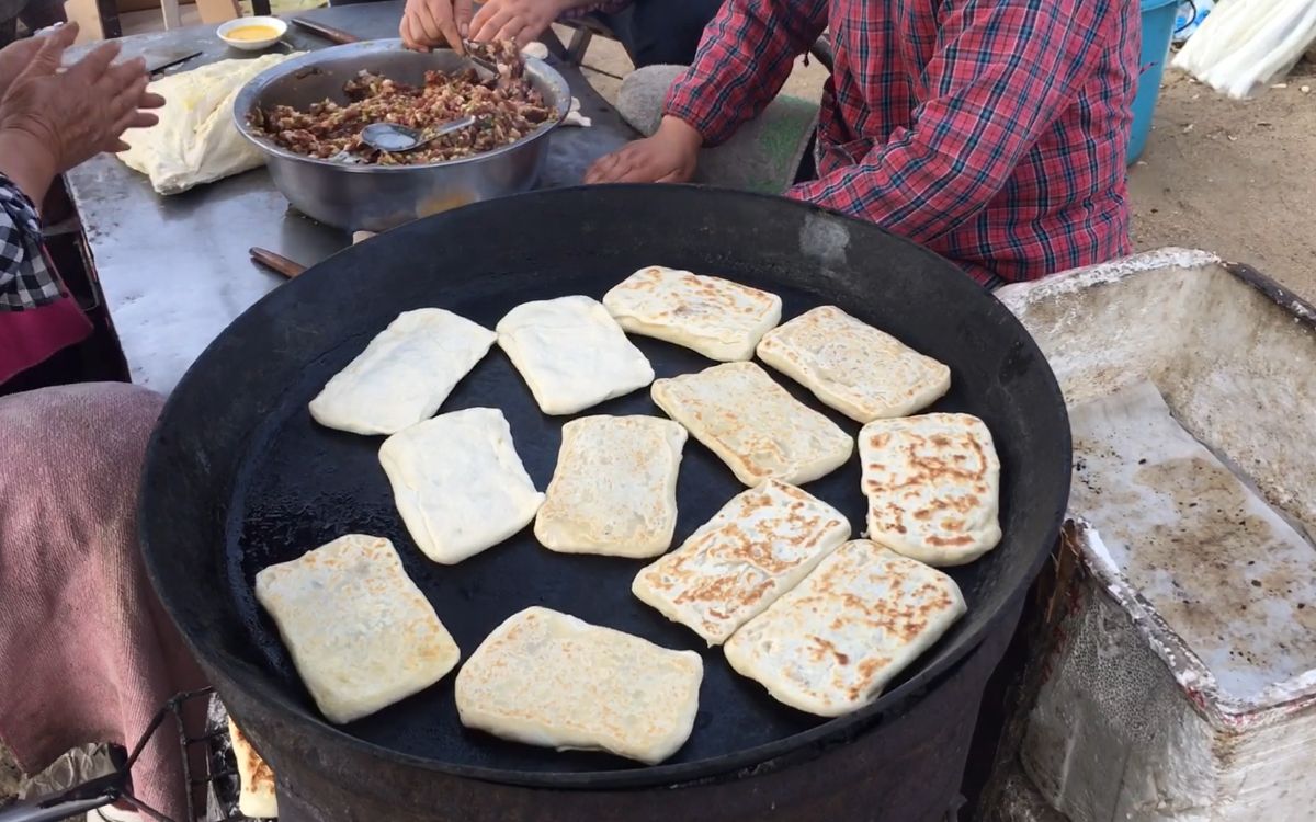 山东泗水大集传统名吃肉火烧,配盘熏豆腐,只卖上午,排不上队_哔哩哔哩