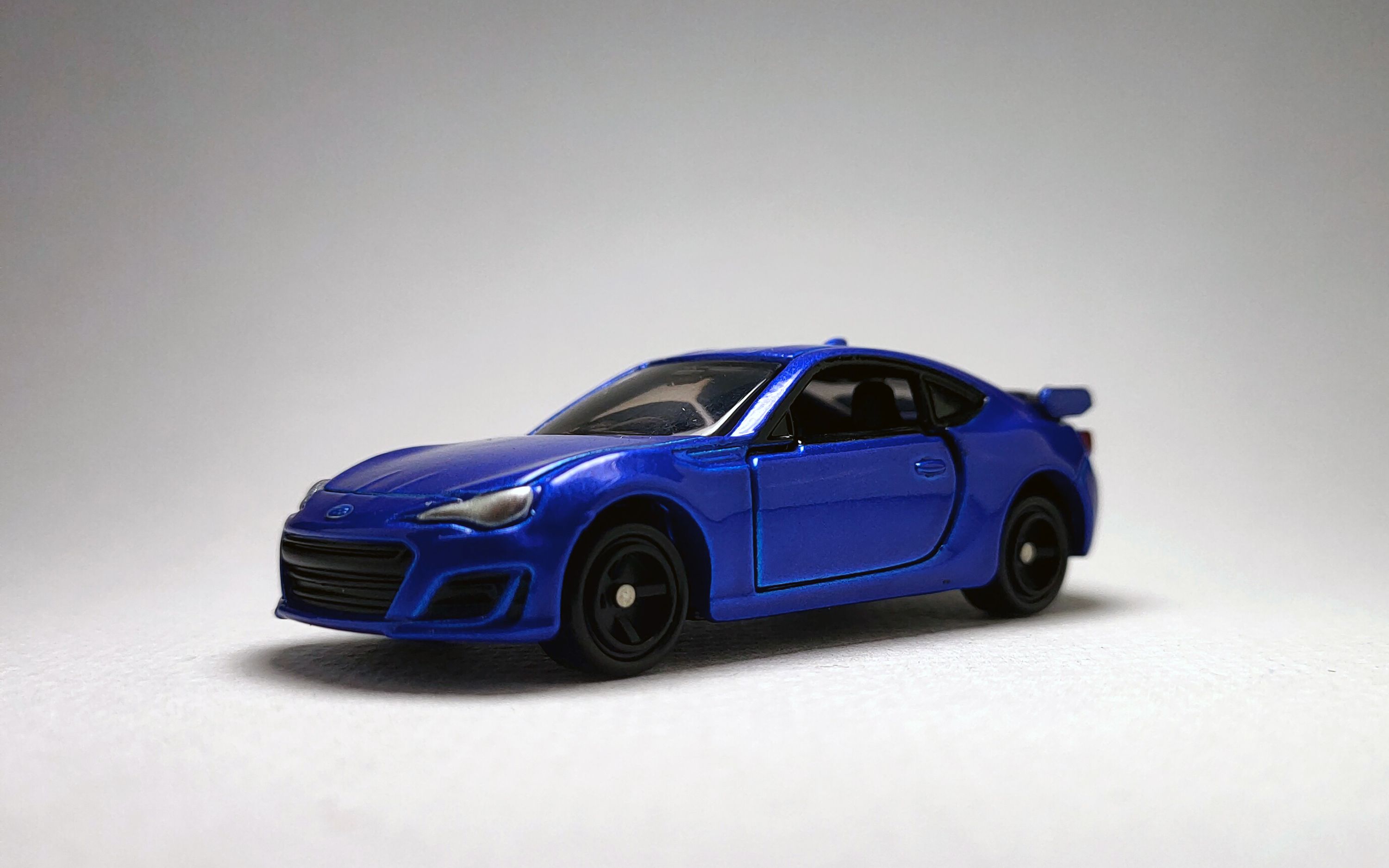 一分钟玩具开盒-7200转干他 多美卡红白盒6号斯巴鲁brz开盒把玩评测