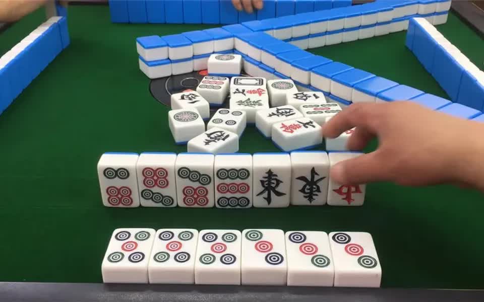 聪明人打麻将,从来不乱出牌,老姐教你一招很实用的实战技巧