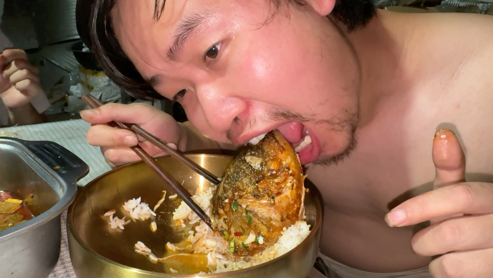 拍了4年视频 都不想更了，村里生活成本低，蔬菜自己种，鱼自己钓，蛋自己下，不需要大实力了。