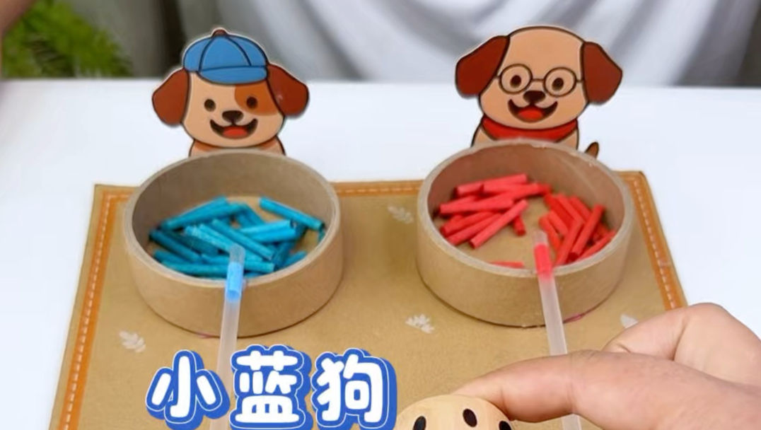 小蓝狗和小红狗吃骨头