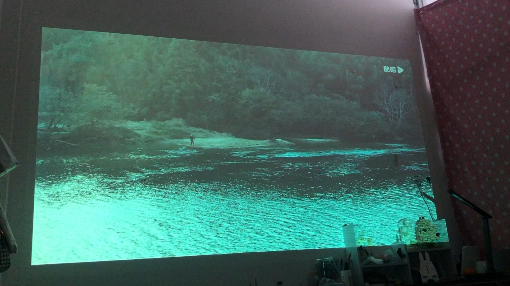 周末一般有时间都会用投影仪看看电影,充实快乐