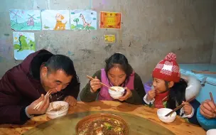 Tải video: 桃子姐做一盘五花肉白菜炖粉条，味美鲜香，一家人吃得津津有味