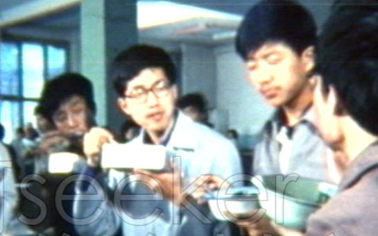 [图]这是34年前的大学食堂，北大清华学生流行边走边吃【1984历史影像资料】