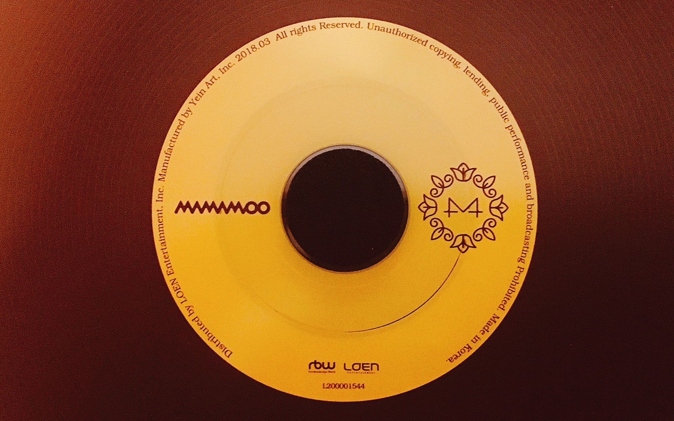 mamamoo的小黄花专辑到了等了一个月终于能录拆砖视频了哈哈