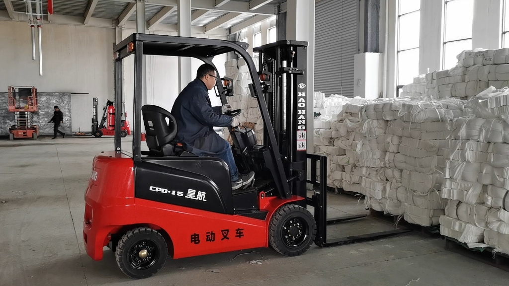 河北纯电动叉车1.5吨工作使用现场视频