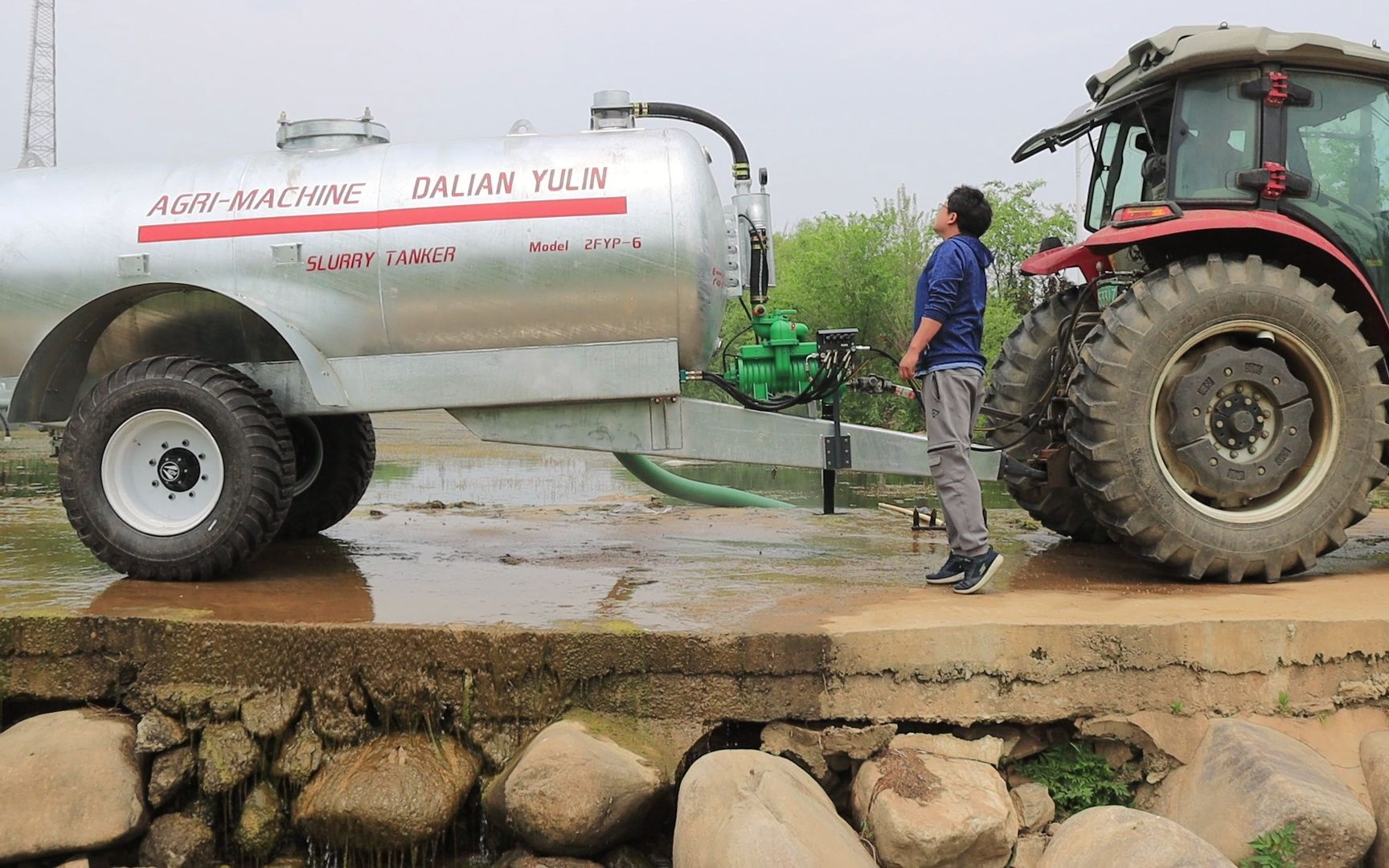 雨林10方罐车沼液 还田机猪场粪污洒粪机9米施肥桁架