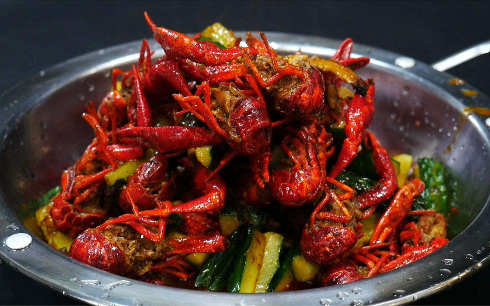 湖南的小龙虾怎么做才好吃,大厨教你方法,配上黄瓜,那才叫美味