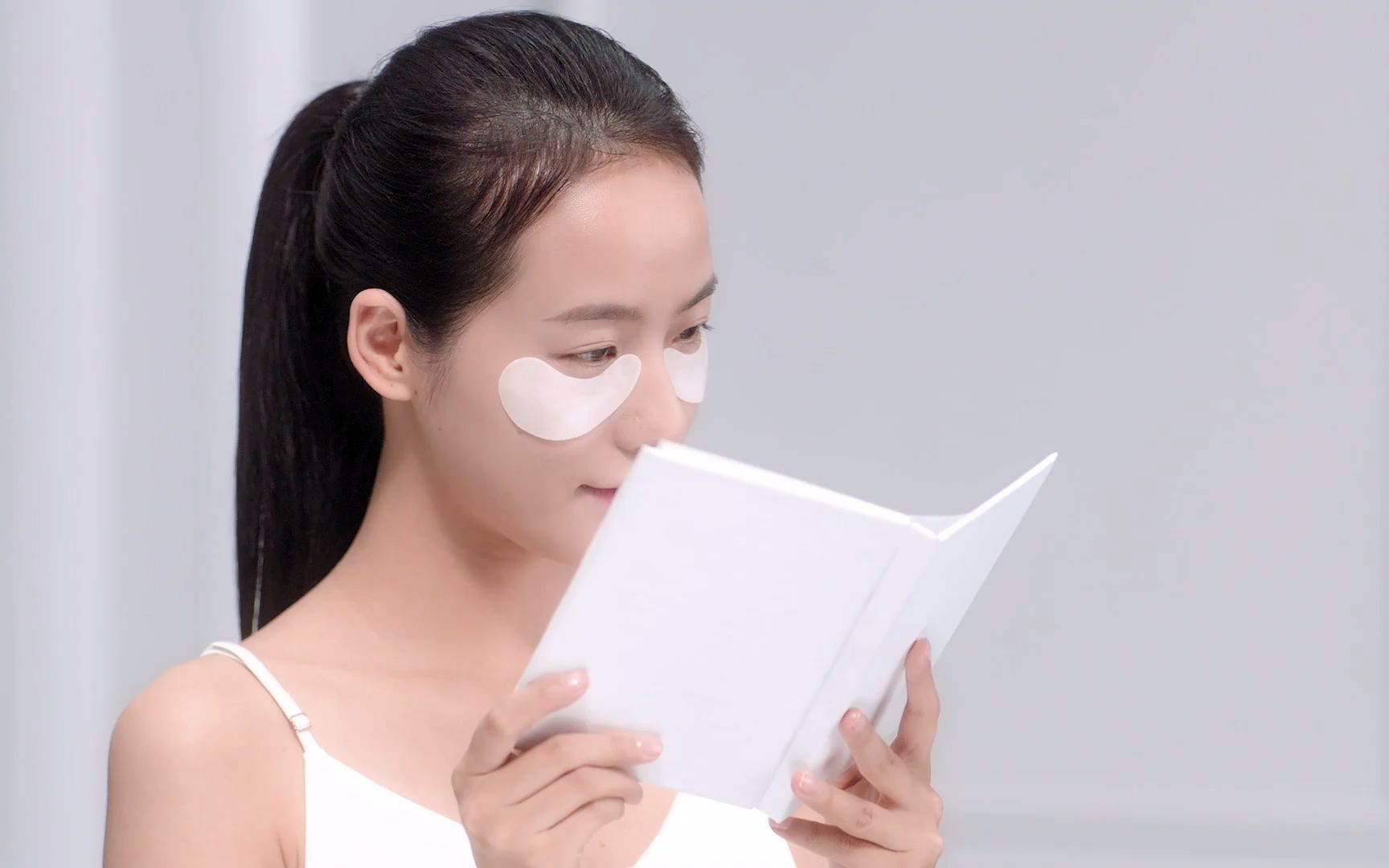 麦吉丽 全新紧致淡纹微晶眼膜使用教程,小麦手把手教你.