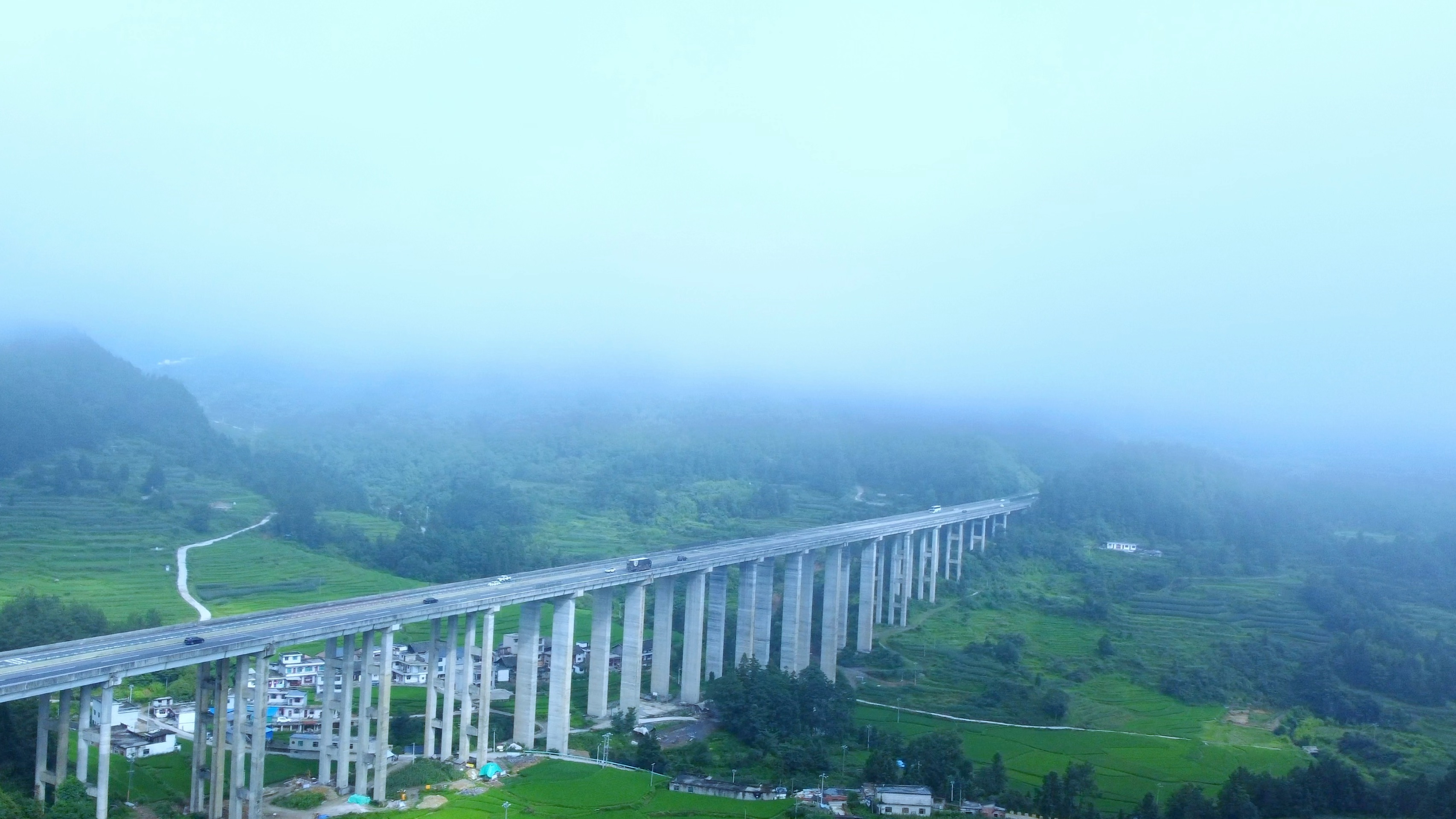 不需要滤镜下航拍夏蓉高速贵州贵定县沿山段的底至大桥