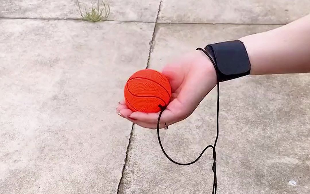 家里有老人,小孩的一定要入手这个手腕弹力球,抛出弹回,手脑互动,锻炼