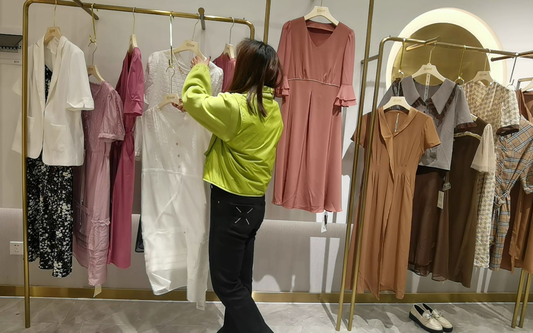 武汉一线品牌娅格国际2023夏季天丝连衣裙批发