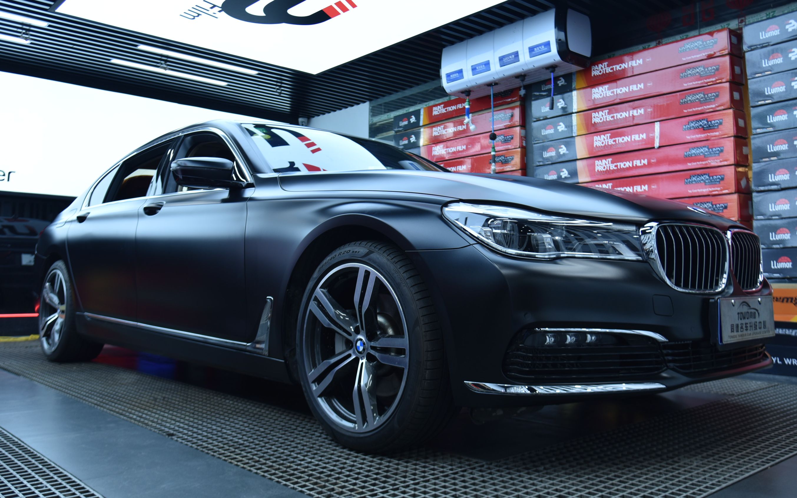 上海同德宝马7系730li改色电光黑汽车改色贴膜