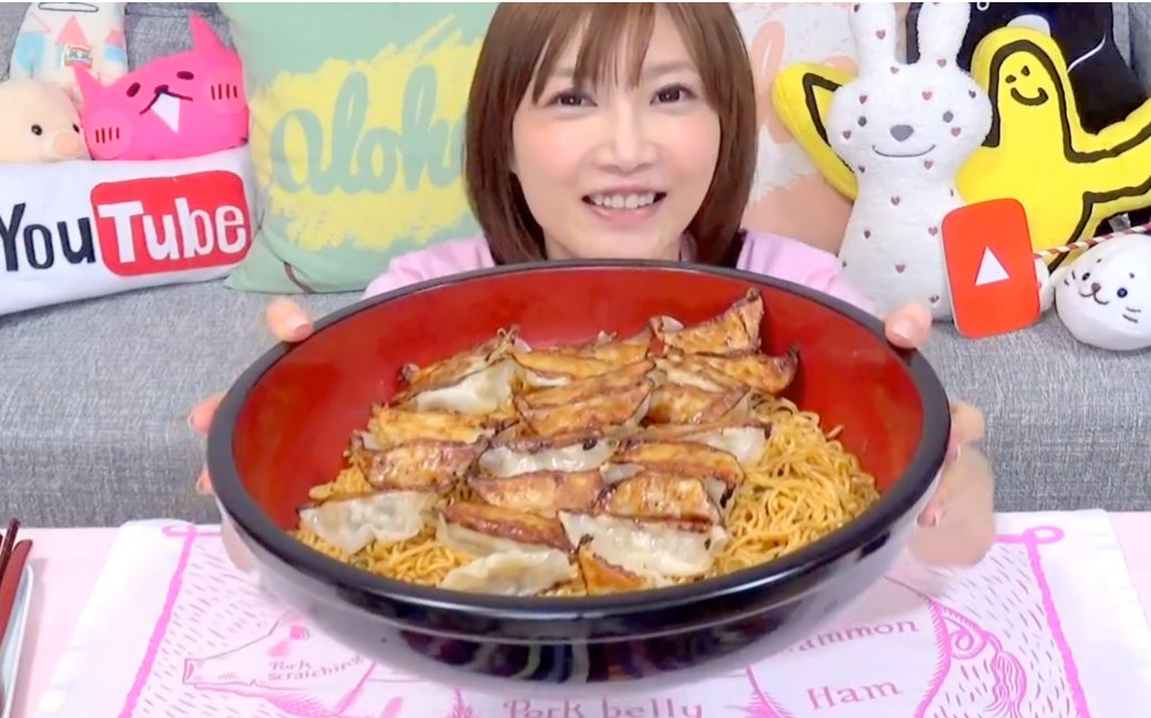 【木下大胃王】就着25个煎饺吃五盒饺子风味的炒面 @柚子木字幕组