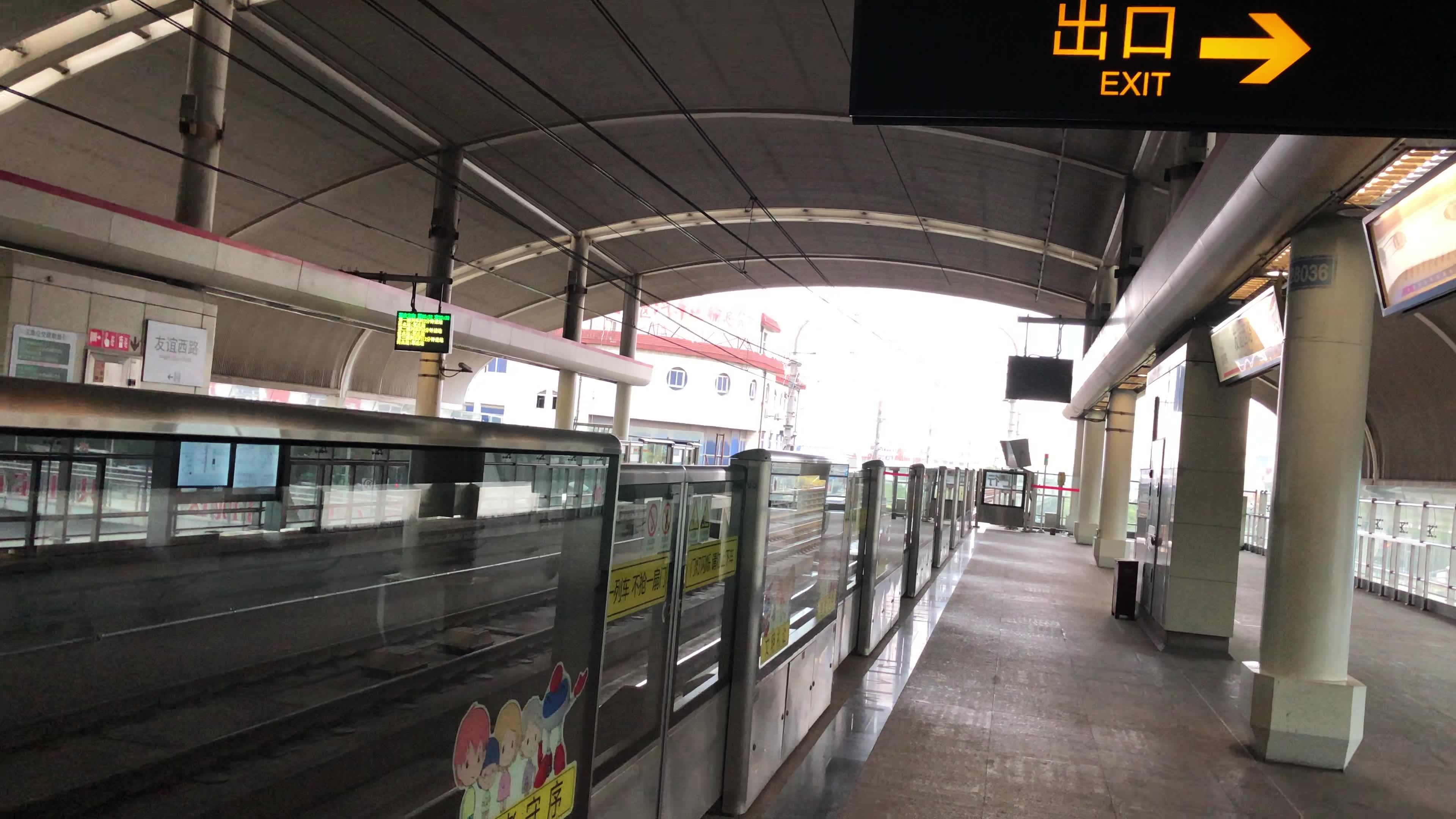 01072号车01a07型电动客车友谊西路站往莘庄方向进站