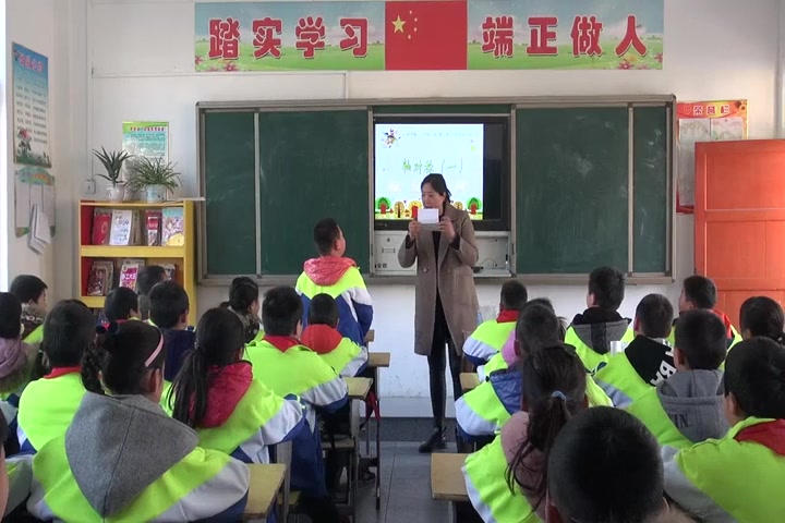 [图]【获奖】北师大版小学数学三年级下册_二 图形的运动轴对称（一）-王老师_公开课优质课教学视频