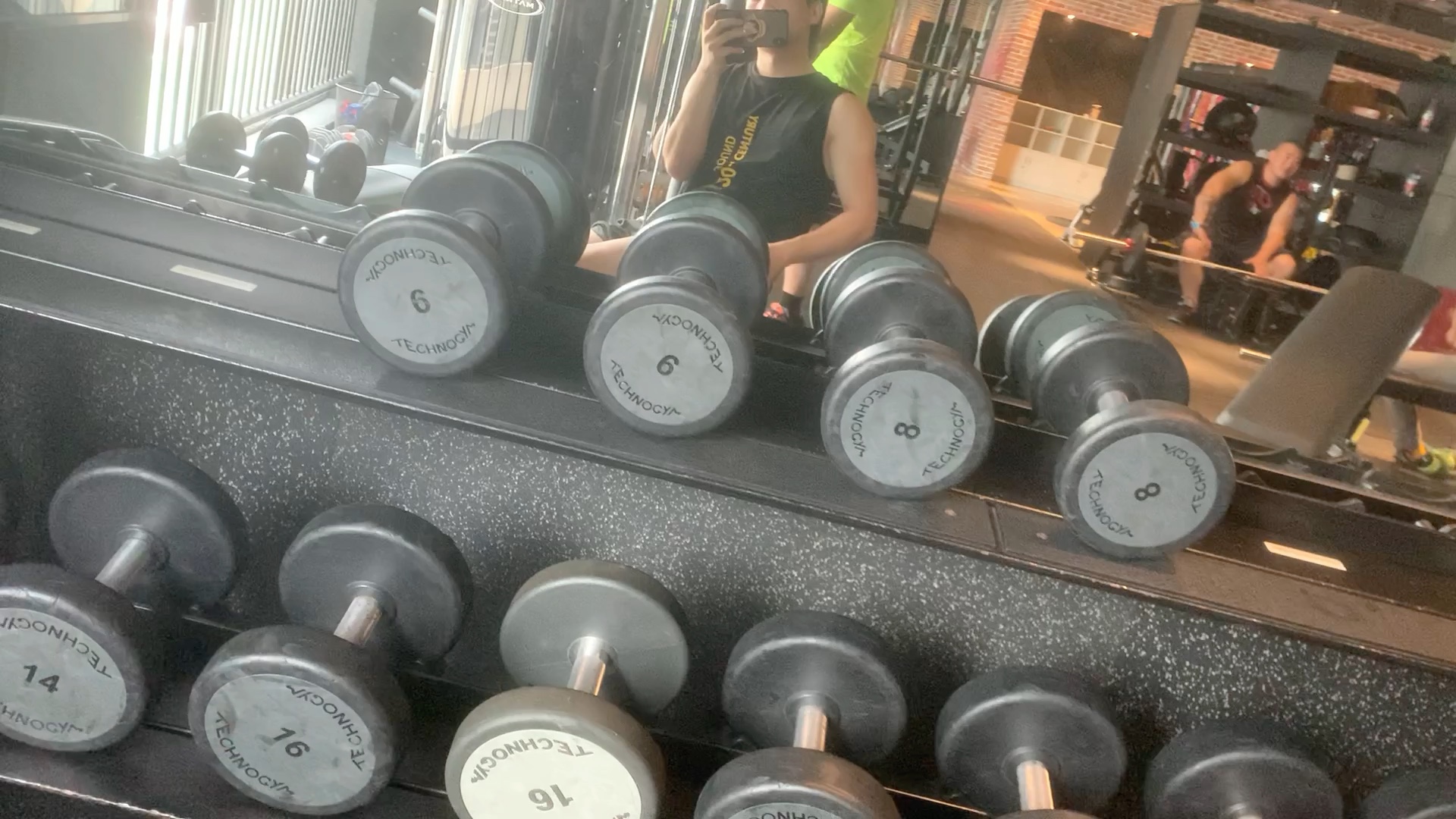 细胳膊也在在别人面前展示一下