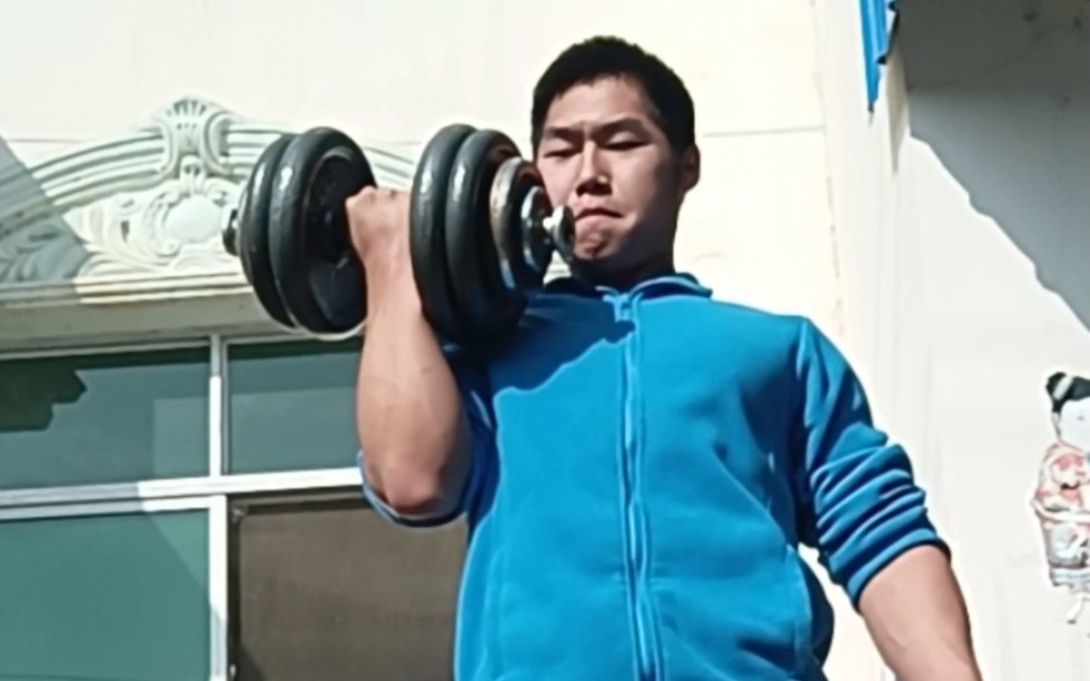 单手32kg哑铃弯举