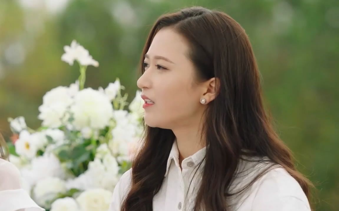 小夜曲上海热拍片花首曝光看看吴哲晗饰演的苏爱佳姐姐弹琴的样子吧