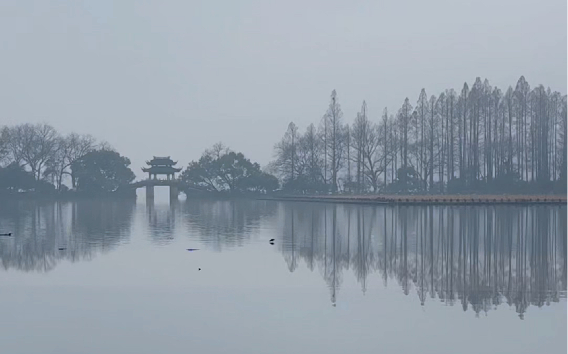 阴雨天的西湖景色图片