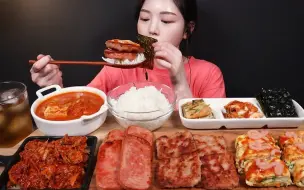 Download Video: 【Boki】简单吃点香辣炒猪肉、泡菜汤、午餐肉、牛肉饼、鸡蛋卷，韩式家常菜！