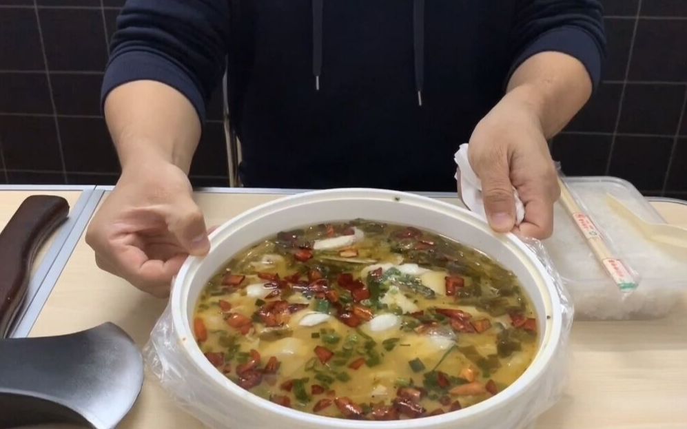 情人节,点了一份酸菜鱼38元,一个人吃,单身狗的情人节如此简单