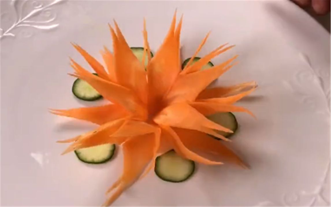 后厨刀法:教你用胡萝卜做出简单的摆盘!