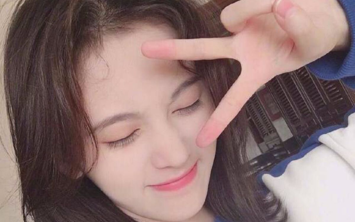 宇宙超级无敌美少女小鞠,鞠婧祎剪刀手拍照,可爱到爆炸_哔哩哔哩 (゜
