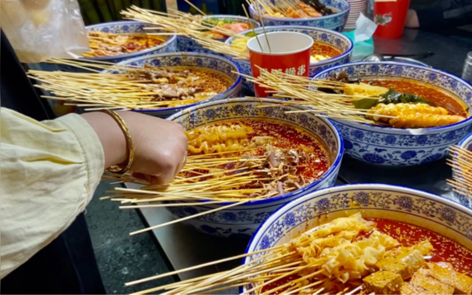 广西夜市钵钵鸡小摊,1元一串,顾客可随意挑选,看着就好吃_哔哩哔哩