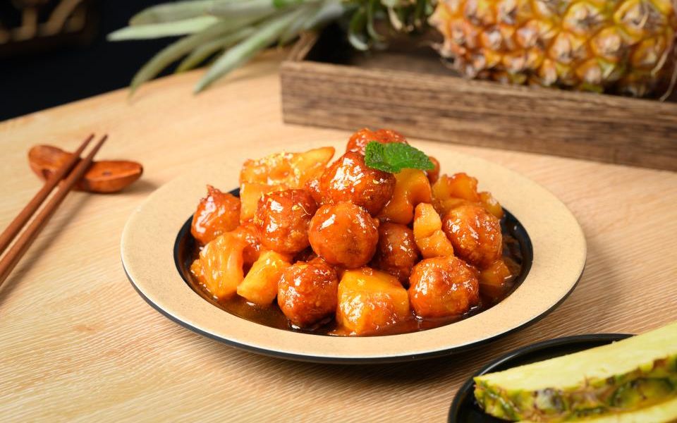 谷养元加盟店的菠萝桂花鸡球很好吃,鸡球是怎样捏制的呢?