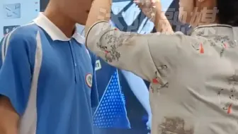 要拍高中毕业照了，班主任帮学生把头发梳成大人模样