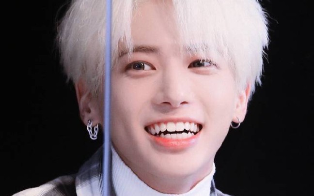 txt姜太显饱饱的鲨鱼齿全都漏露出来了啦