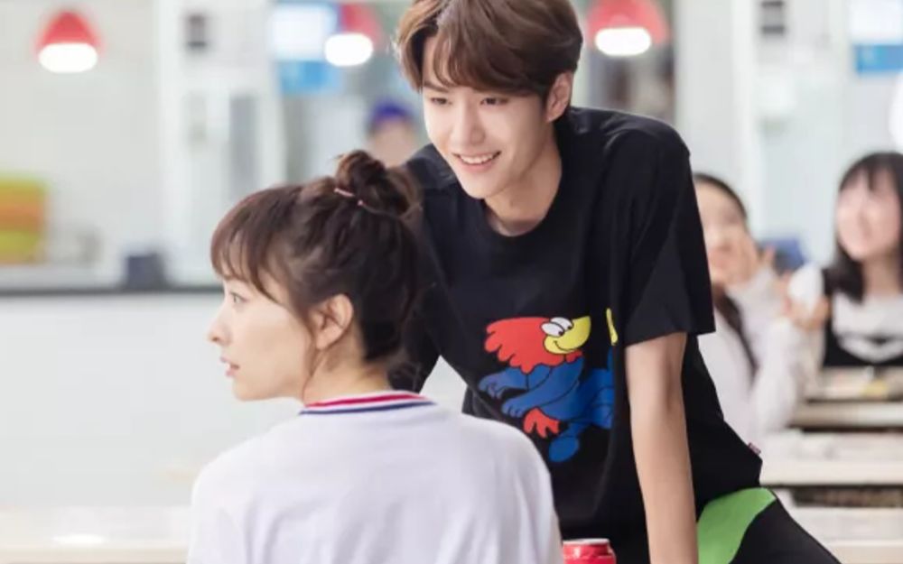 王一博化身十年前的海涛,与吴昕上演浪漫校园爱情,校园耶波超帅_哔哩